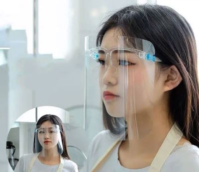 Dùng kính chống giọt bắn thay thế khẩu trang được không? 